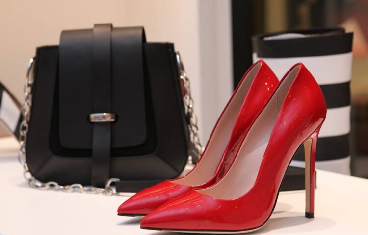 découvrez l'élégance sous toutes ses formes avec notre sélection raffinée de vêtements et d'accessoires. redéfinissez votre style avec des pièces intemporelles qui allient sophistication et modernité.